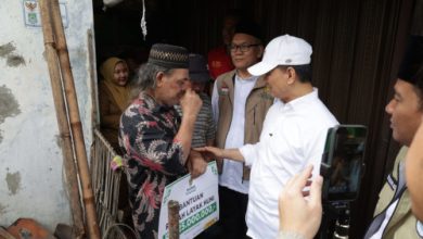 Wagub Banten, Achmad Dimyati Natakusumah menyerahkan dana bantuan bedah rumah di Karawaci. Foto Biro Adpim Banten