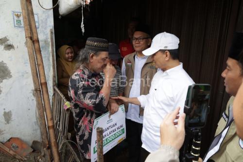 Wagub Banten, Achmad Dimyati Natakusumah menyerahkan dana bantuan bedah rumah di Karawaci. Foto Biro Adpim Banten