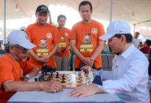 Wagub Banten, Achmad Dimyati Natakusumah bermain catur dengan pengurus Percasi Banten. Foto Daeng Yusvin