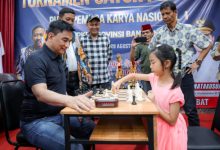 Wagub Banten, Achmad sedang bermain catur dengan pelajar SD. Foto Biro Adpim Banten