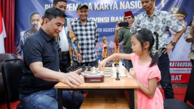 Wagub Banten, Achmad sedang bermain catur dengan pelajar SD. Foto Biro Adpim Banten