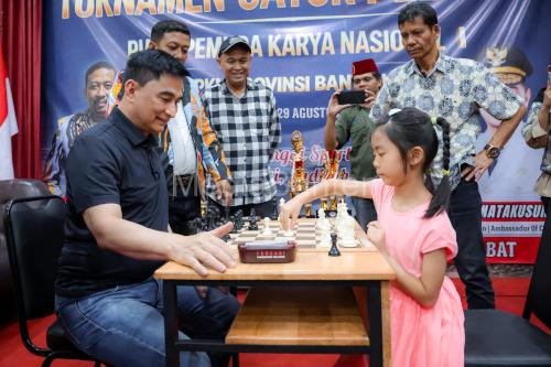 Wagub Banten, Achmad sedang bermain catur dengan pelajar SD. Foto Biro Adpim Banten