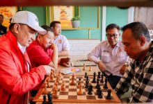 Wagub Banten, Ahmad Dimyati Natakusumah bermain catur. Foto: Biro Adpim Banten