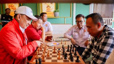 Wagub Banten, Ahmad Dimyati Natakusumah bermain catur. Foto: Biro Adpim Banten