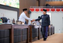 Wagub Banten, Achmad Dimyati Natakusumah bersalaman dengan Ketua DPRD Banten, Fahmi Hakim. foto Biro Adpim Banten