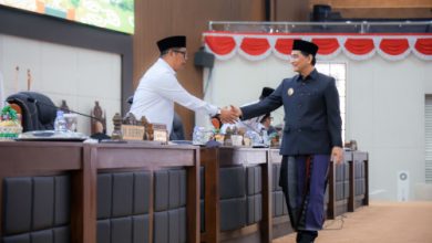 Wagub Banten, Achmad Dimyati Natakusumah bersalaman dengan Ketua DPRD Banten, Fahmi Hakim. foto Biro Adpim Banten
