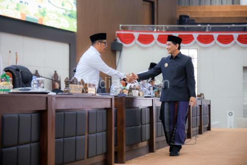 Wagub Banten, Achmad Dimyati Natakusumah bersalaman dengan Ketua DPRD Banten, Fahmi Hakim. foto Biro Adpim Banten