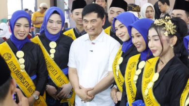 Wagub Banten, Achmad Dimyati Natakusumah bersama para Duta Pariwisata. Foto Biro Adpim Banten