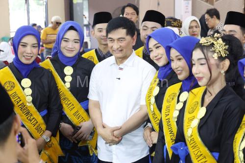 Wagub Banten, Achmad Dimyati Natakusumah bersama para Duta Pariwisata. Foto Biro Adpim Banten