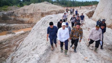 Wagub Banten, Achmad Dimyati Natakusumah di lokasi tambang pasir Jawilan. Foto: Biro Adpim Banten
