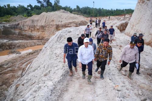 Wagub Banten, Achmad Dimyati Natakusumah di lokasi tambang pasir Jawilan. Foto: Biro Adpim Banten