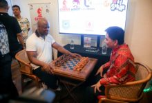 Wagub Banten, Achmad Dimyati dan GM Maurice Ashley dari AS lakukan pertandingan catur persahabatan. Foto Biro Adpim Banten