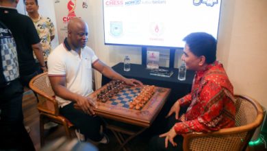 Wagub Banten, Achmad Dimyati dan GM Maurice Ashley dari AS lakukan pertandingan catur persahabatan. Foto Biro Adpim Banten