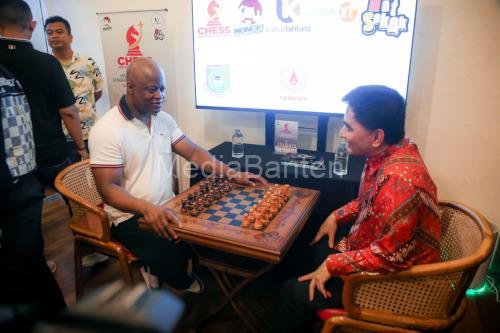 Wagub Banten, Achmad Dimyati dan GM Maurice Ashley dari AS lakukan pertandingan catur persahabatan. Foto Biro Adpim Banten