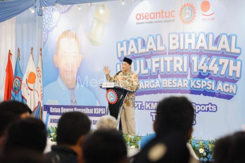 Wagub Banten, Achmad Dimyati Natakusumah dalam acara halal bi halal KSPSI di Tangerang. Foto Biro Adpim Banten