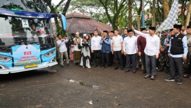 Wagub Banten, Ahmad Dimyati Natakusumah melepas jamaah haji Lebak. Foto: Biro Adpim Banten
