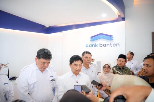 Wagub Banten, Achma Dimyati Nataksumah resmikan Kantor Cabang Bank Banten Pandeglang . Foto Biro Adpim Banten