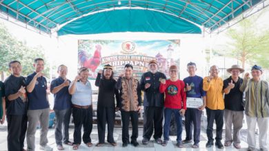 Gubernur Banten, Achma Dimyati Natakusumah menghadiri kontes suara ayam pelung. Foto Biro Adpim Banten