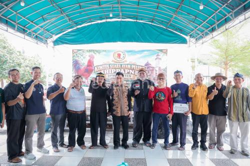 Gubernur Banten, Achma Dimyati Natakusumah menghadiri kontes suara ayam pelung. Foto Biro Adpim Banten