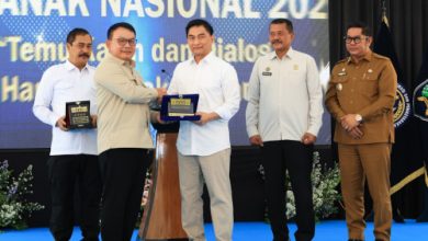 Wagub Banten, Achmad Dimyati Natakusumah bersama Kepala Staf Kepresidenan, Dudung Abdurahman. Foto Biro Adpim Banten