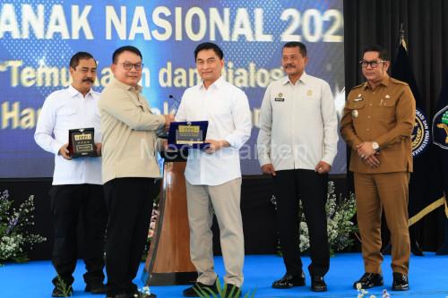 Wagub Banten, Achmad Dimyati Natakusumah bersama Kepala Staf Kepresidenan, Dudung Abdurahman. Foto Biro Adpim Banten