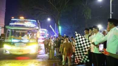 Wagub Banten, Ahmad Dimyati Natakusumah melepas jamaah haji Kabupaten Tangerang. Foto: Biro Adpim Banten