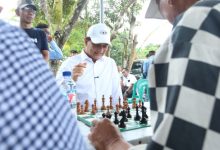 Wagub Banten, Achmad Dimyati Natakusumah bermain catur. Foto Biro Adpim Banten
