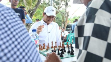 Wagub Banten, Achmad Dimyati Natakusumah bermain catur. Foto Biro Adpim Banten