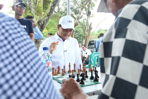 Wagub Banten, Achmad Dimyati Natakusumah bermain catur. Foto Biro Adpim Banten