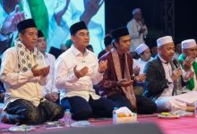 Wagub Banten, Achmad Dimyati Natakusumah bersama Ustad Abul Somad dalam Peringatan Maulid Nabi di TBL Kota Serang. Foto Biro Adpim Banten