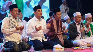 Wagub Banten, Achmad Dimyati Natakusumah bersama Ustad Abul Somad dalam Peringatan Maulid Nabi di TBL Kota Serang. Foto Biro Adpim Banten