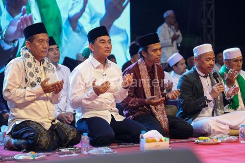 Wagub Banten, Achmad Dimyati Natakusumah bersama Ustad Abul Somad dalam Peringatan Maulid Nabi di TBL Kota Serang. Foto Biro Adpim Banten