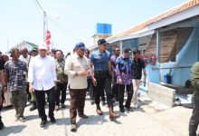 Wagub Banten, Achmad Dimyati Natakusumah mendampingi Menko AHY meninjau Kawasan Nelayan di Mauk, Kabupaten Tangerang. Foto Biro Adpim Banten