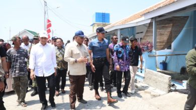Wagub Banten, Achmad Dimyati Natakusumah mendampingi Menko AHY meninjau Kawasan Nelayan di Mauk, Kabupaten Tangerang. Foto Biro Adpim Banten
