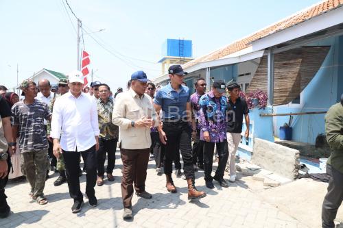 Wagub Banten, Achmad Dimyati Natakusumah mendampingi Menko AHY meninjau Kawasan Nelayan di Mauk, Kabupaten Tangerang. Foto Biro Adpim Banten
