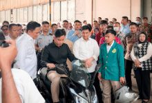 Wagub Banten, Achmad Dimyati Natakusumah mendampingi Wapres RI, Gibran Rakabuming Raka ke pabrik motor listrik di Kabupaten Tangerang. Foto Biro Adpim Banten