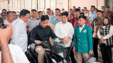 Wagub Banten, Achmad Dimyati Natakusumah mendampingi Wapres RI, Gibran Rakabuming Raka ke pabrik motor listrik di Kabupaten Tangerang. Foto Biro Adpim Banten