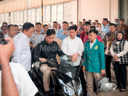 Wagub Banten, Achmad Dimyati Natakusumah mendampingi Wapres RI, Gibran Rakabuming Raka ke pabrik motor listrik di Kabupaten Tangerang. Foto Biro Adpim Banten