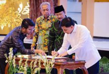 Wagub Banten, Ahmad Dimyati Natakusumah tandatangan pinjam pakai aset untuk Sekolah Rakyat. Foto: Biro Adpim Banten