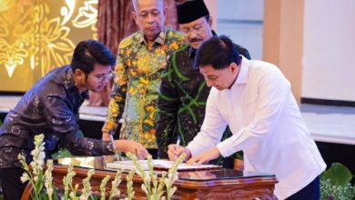 Wagub Banten, Ahmad Dimyati Natakusumah tandatangan pinjam pakai aset untuk Sekolah Rakyat. Foto: Biro Adpim Banten