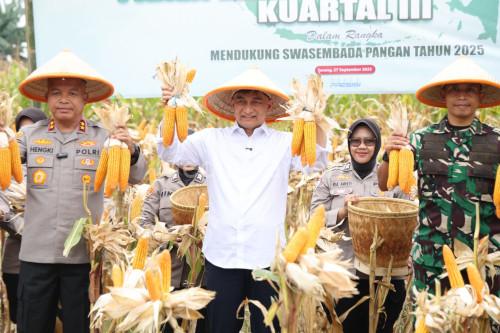 Wagub Banten, Dimyati Natakusumah menghadiri panen raya jagung serentak dari Polda Banten. Foto Biro Adpim Banten