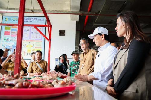 Wagub Banaten, Achmad Dimyati Nataksumah ke Pasar Baros. Foto Biro Adpim Banten