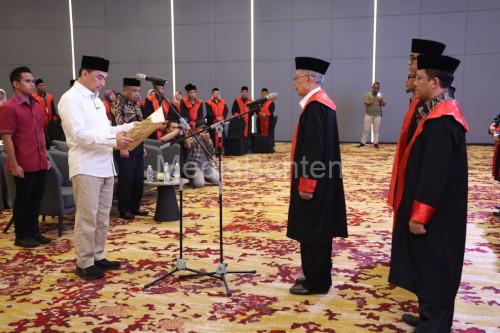 Wagub Banten, Achmad Dimyati Natakusumah melantik dewan hakim dan pengaws MTQ Banten. Foto Biro Adpim Banten