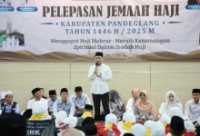 Wagub Banten, Ahmad Dimyati Natakusumah melepas jamaah haji Pandeglang. Foto: Biro Adpim Banten