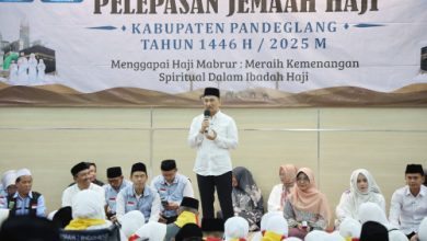 Wagub Banten, Ahmad Dimyati Natakusumah melepas jamaah haji Pandeglang. Foto: Biro Adpim Banten