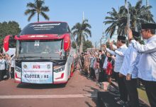 Wagub Banten, Dimyati Natakusumah melepas jamaah haji asal Kota Tangerang. Foto: Biro Adpim Banten