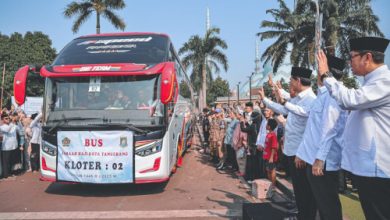 Wagub Banten, Dimyati Natakusumah melepas jamaah haji asal Kota Tangerang. Foto: Biro Adpim Banten