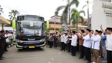 Wagub Banten, Ahmad Dimyati Natakusumah lepas kloter terakhir Cilegon. Foto: Biro Adpim Banten