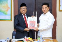 Wagub Banten, Achmad Dimyati Natakusumah bersama Ketua Baznas Banten, Wawan Wahyudin. Foto Biro Adpim Banten
