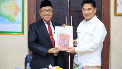 Wagub Banten, Achmad Dimyati Natakusumah bersama Ketua Baznas Banten, Wawan Wahyudin. Foto Biro Adpim Banten